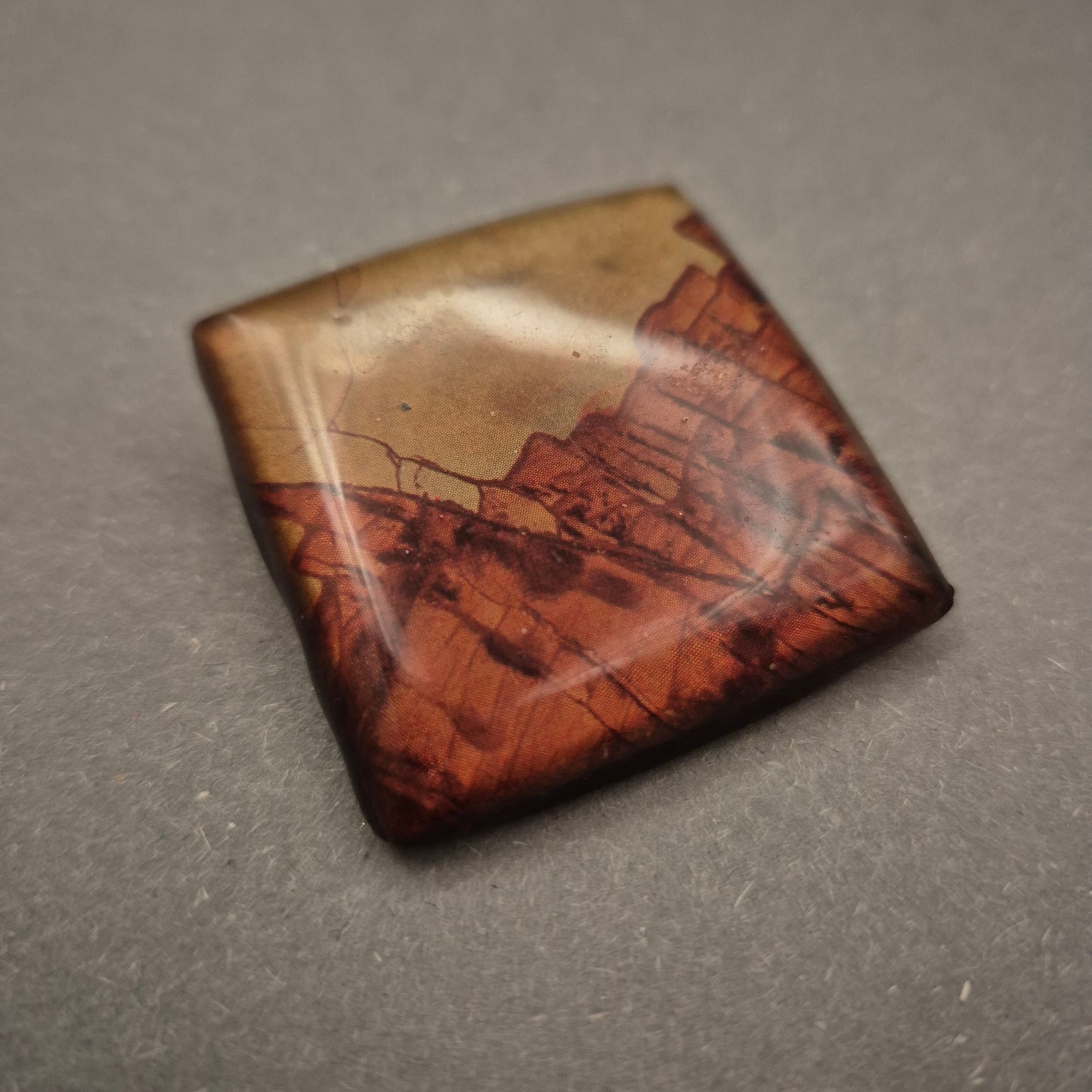 Quadratische Brosche mit Landschaftsprint – Retro-Charme