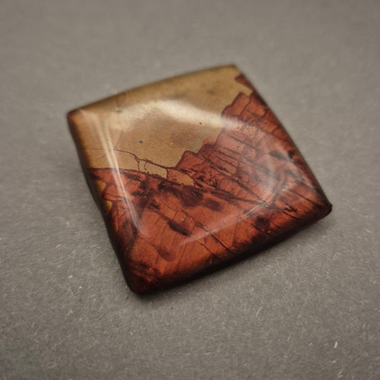 Quadratische Brosche mit Landschaftsprint – Retro-Charme