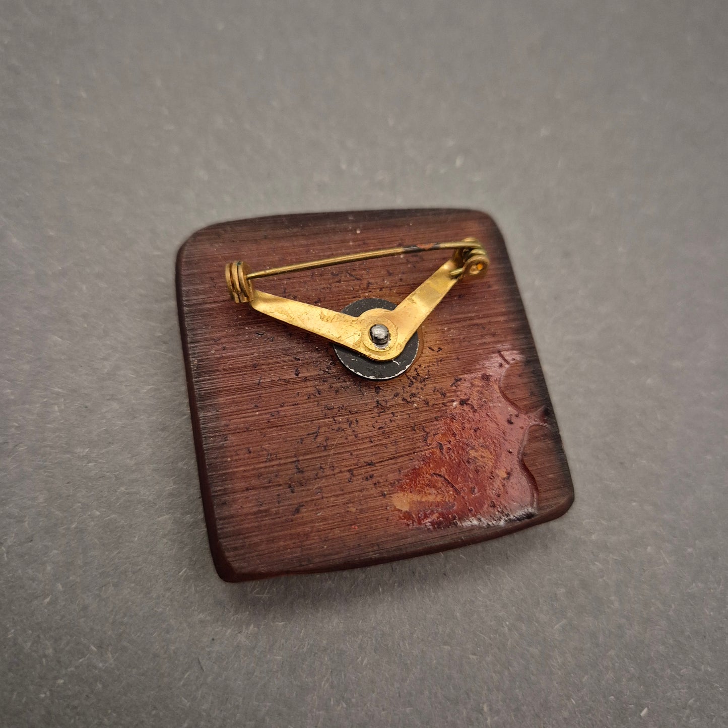 Quadratische Brosche mit Landschaftsprint – Retro-Charme