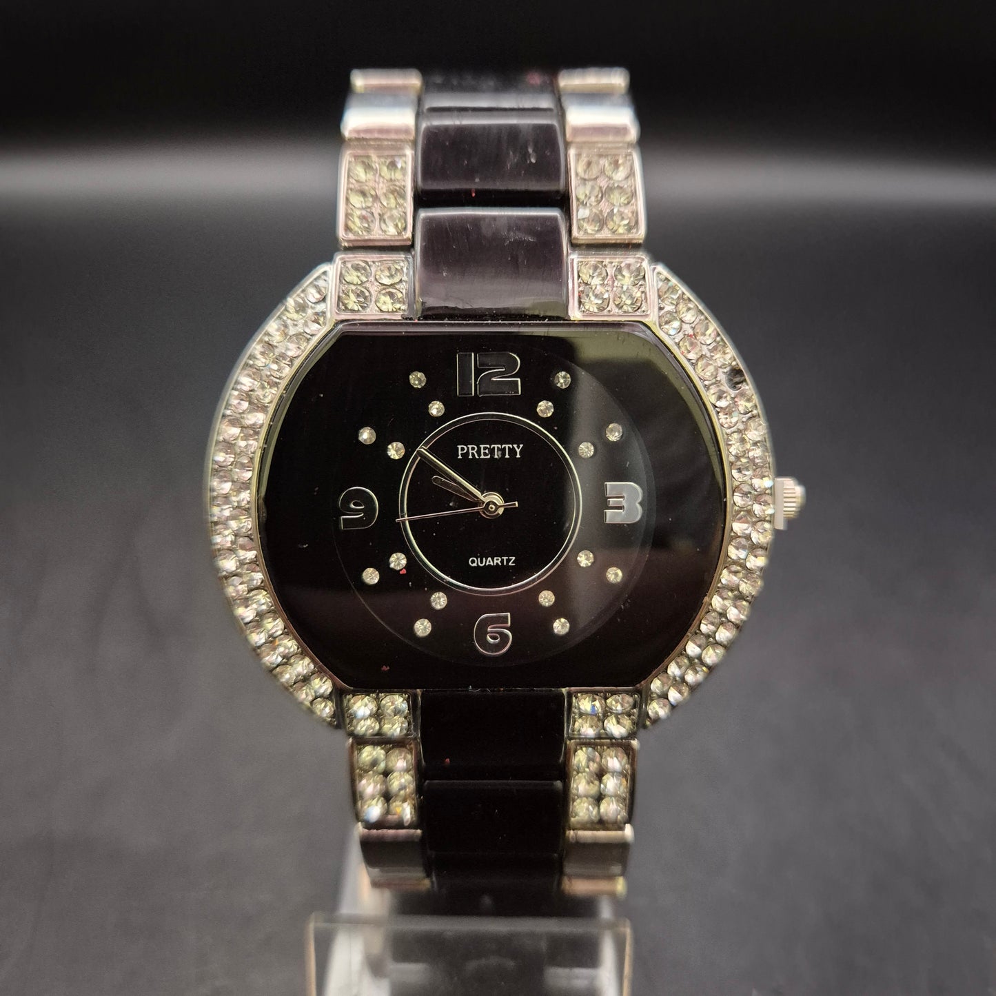 Elegante Damen Uhr mit schwarzem Zifferblatt und Strassbesatz