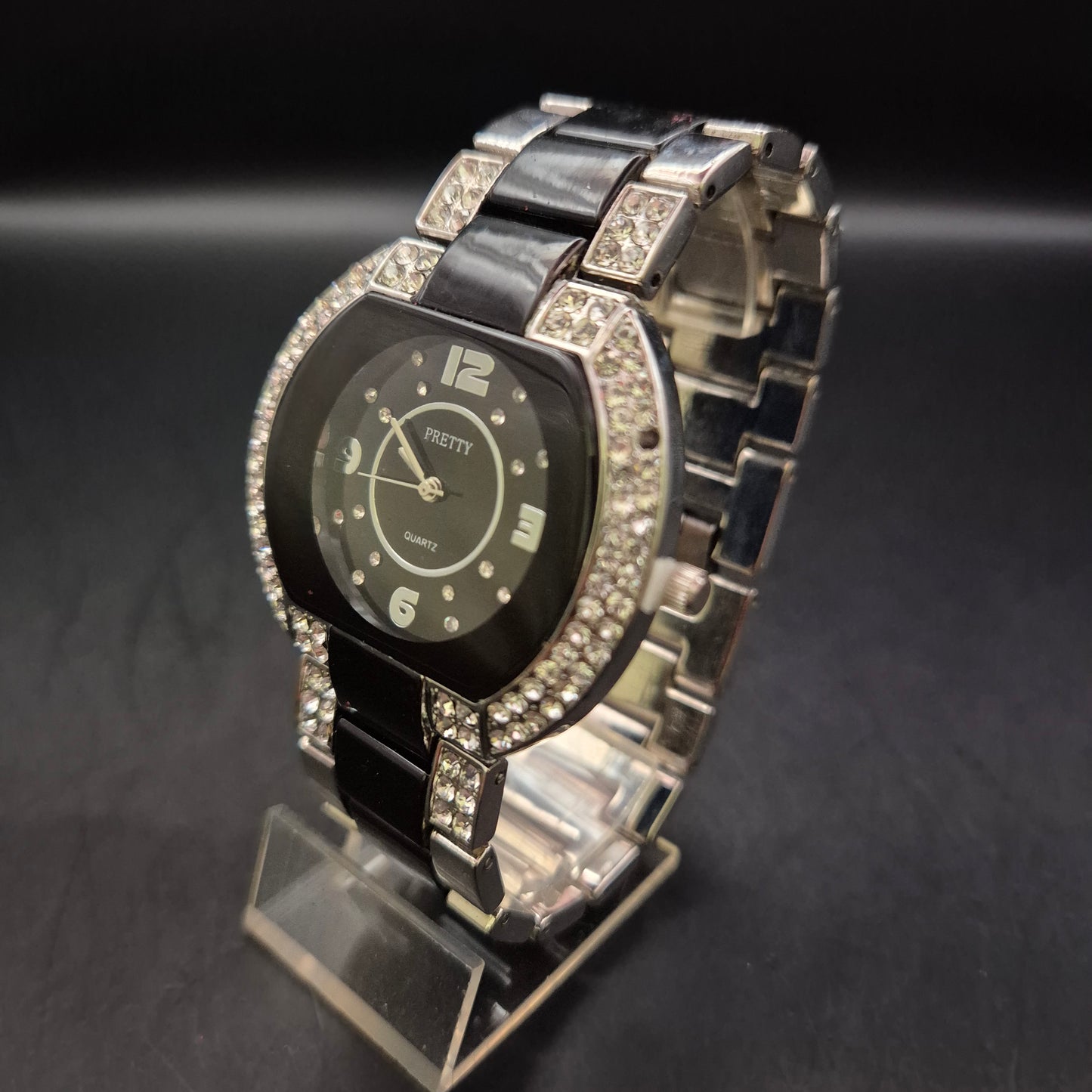 Elegante Damen Uhr mit schwarzem Zifferblatt und Strassbesatz
