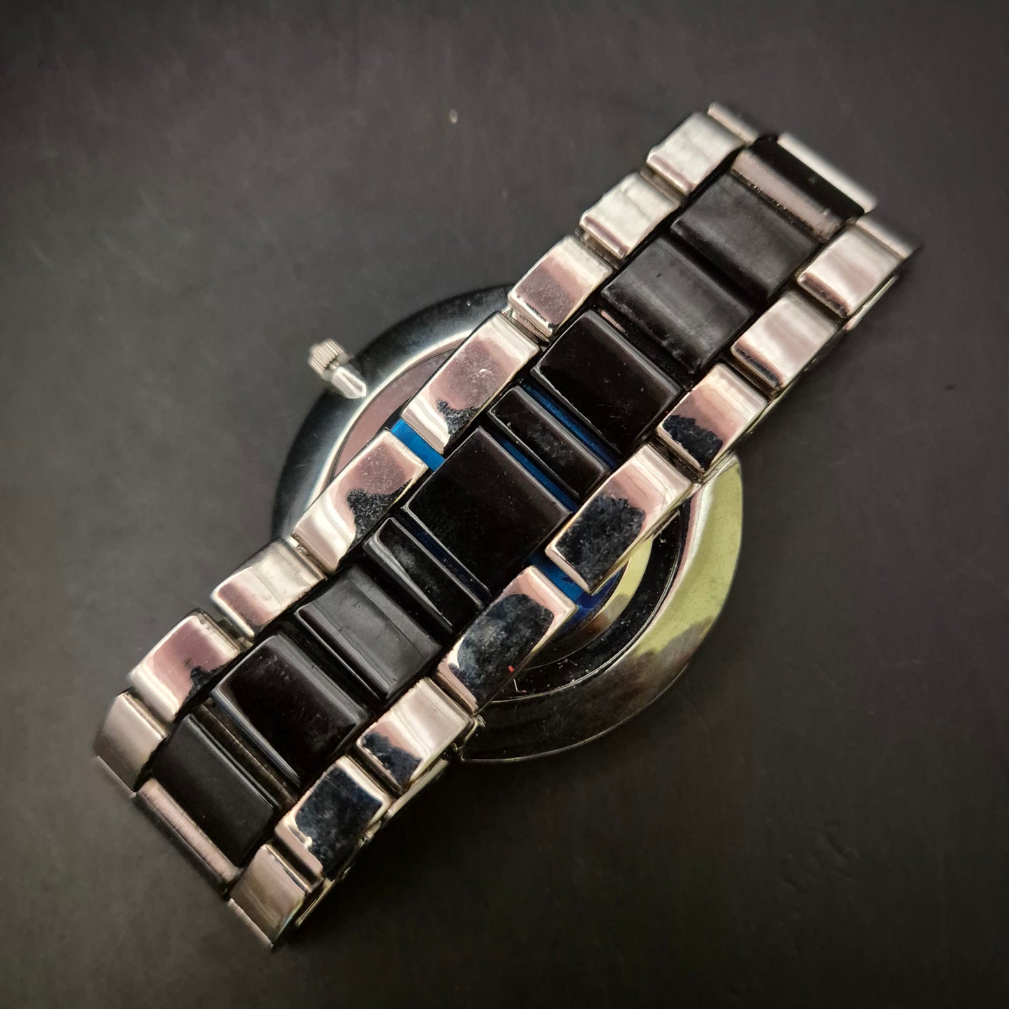 Elegante Damen Uhr mit schwarzem Zifferblatt und Strassbesatz