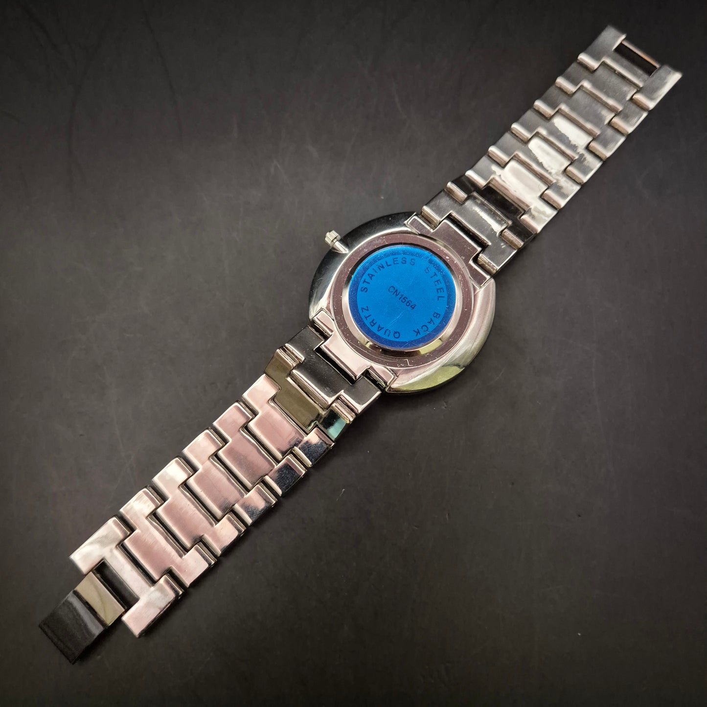 Elegante Damen Uhr mit schwarzem Zifferblatt und Strassbesatz