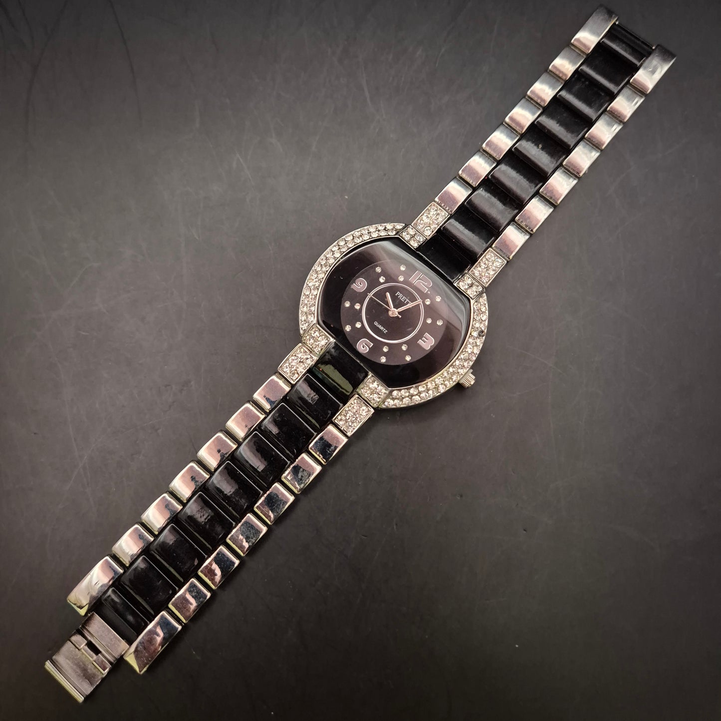 Elegante Damen Uhr mit schwarzem Zifferblatt und Strassbesatz