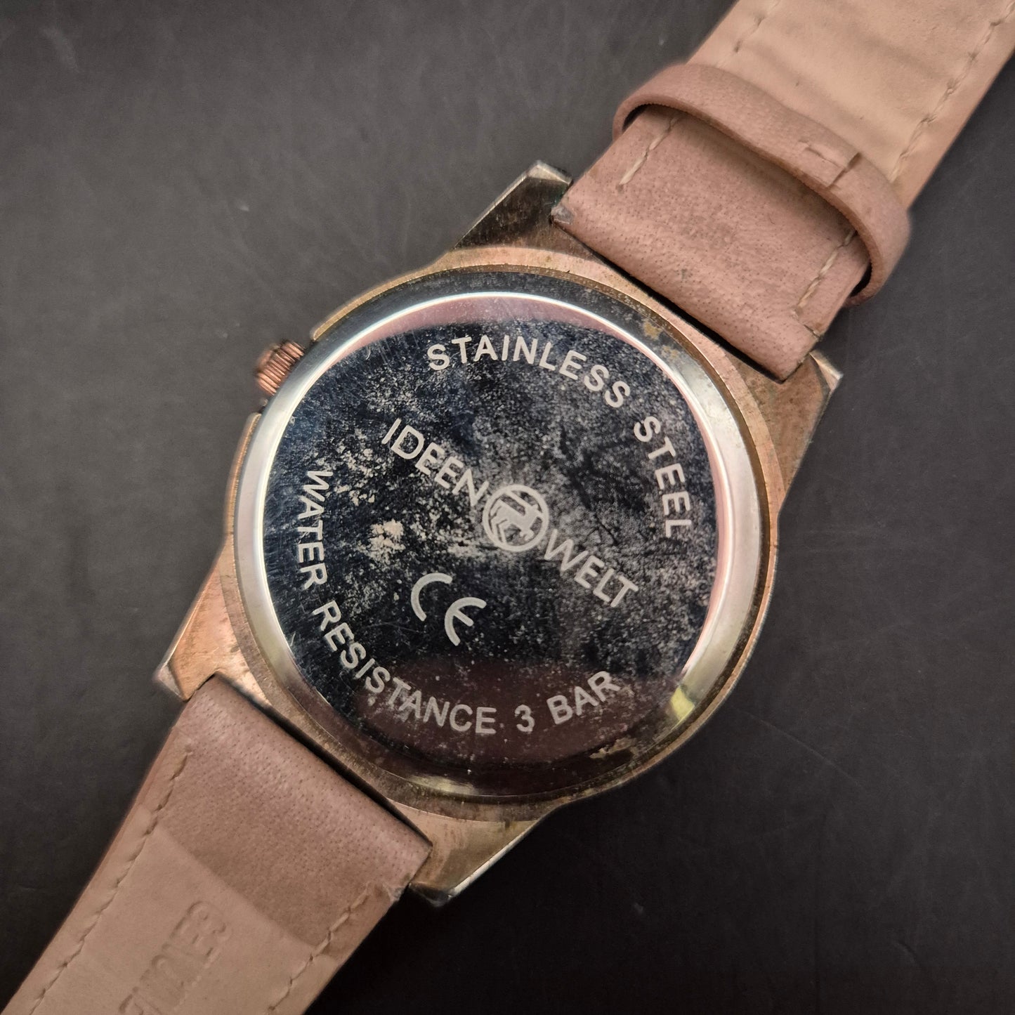 Schlichte Damen Uhr Ideen Welt mit rosafarbenem Lederarmband