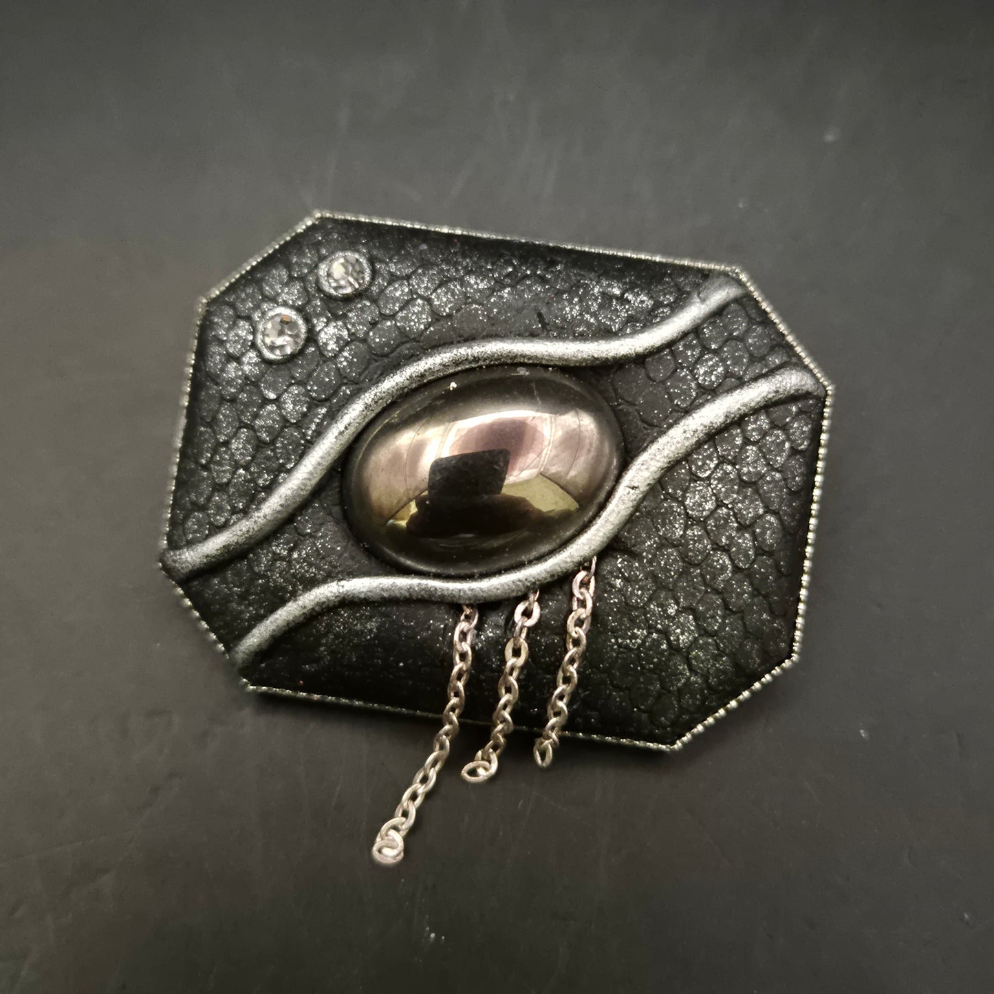 Moderne Brosche Schwarz-Silber mit Glas-Cabochon und Kettchen