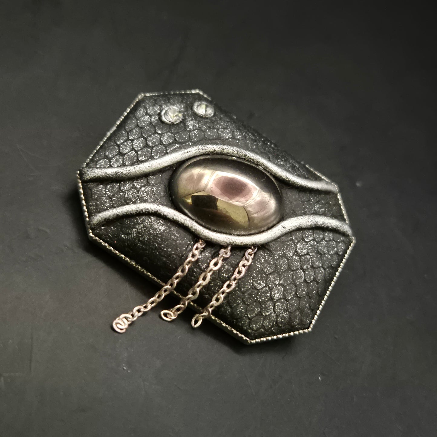 Moderne Brosche Schwarz-Silber mit Glas-Cabochon und Kettchen