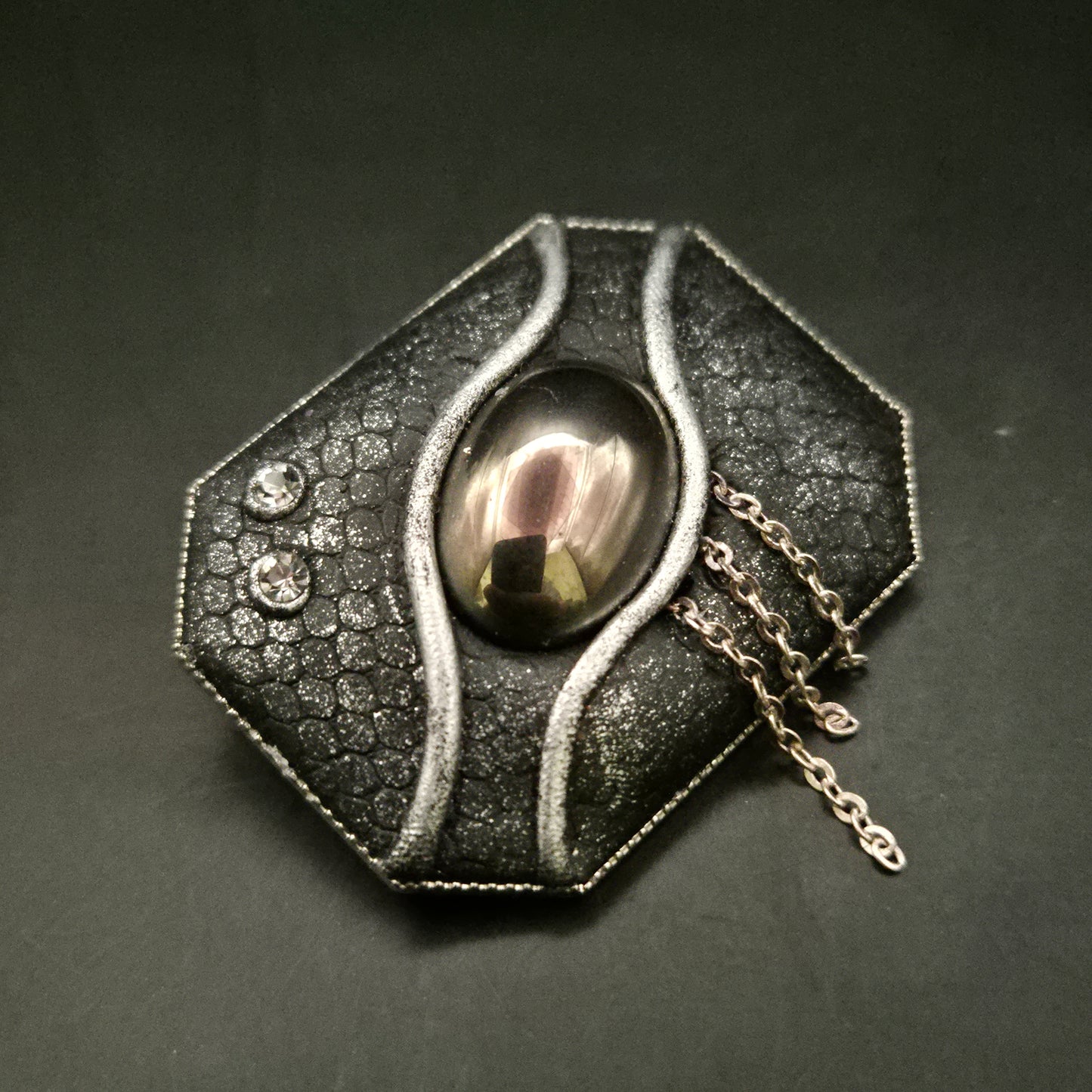 Moderne Brosche Schwarz-Silber mit Glas-Cabochon und Kettchen