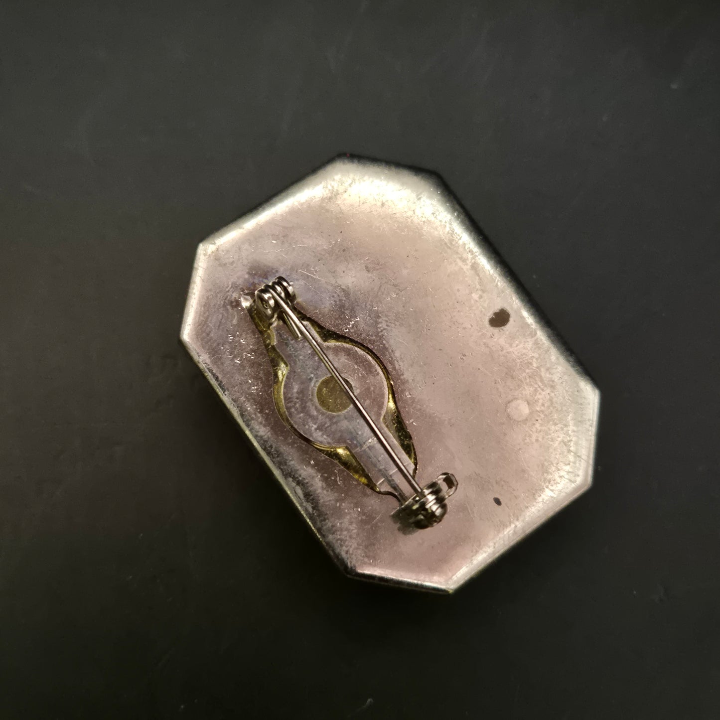 Moderne Brosche Schwarz-Silber mit Glas-Cabochon und Kettchen