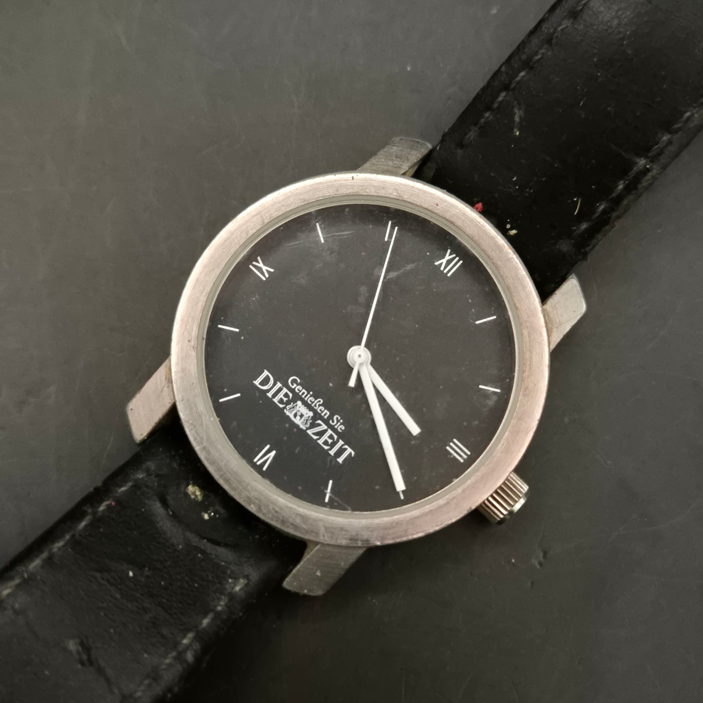 Stilvolle Damen Uhr „Genießen Sie DIE ZEIT“ mit schwarzem Lederarmband