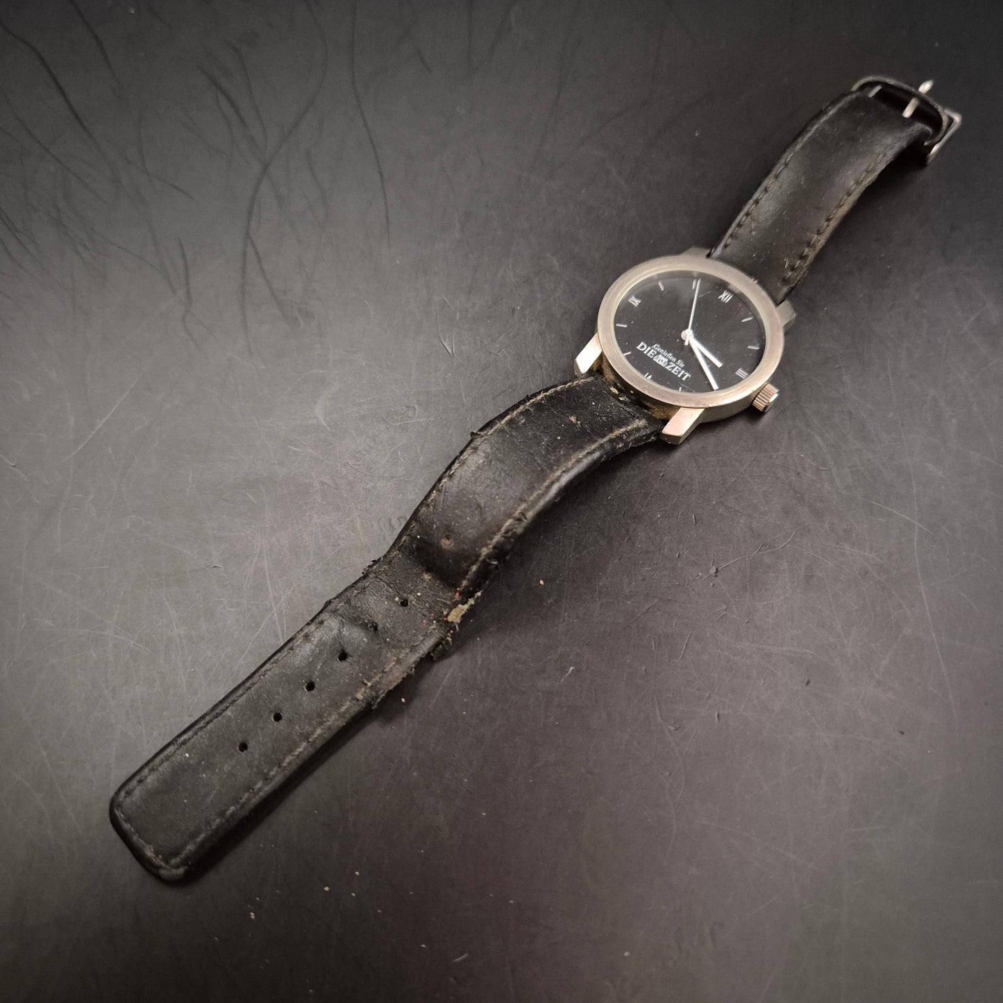 Stilvolle Damen Uhr „Genießen Sie DIE ZEIT“ mit schwarzem Lederarmband