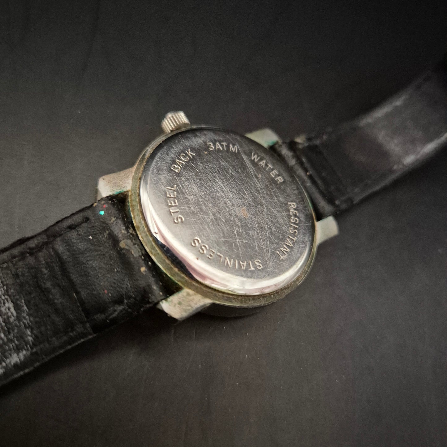 Stilvolle Damen Uhr „Genießen Sie DIE ZEIT“ mit schwarzem Lederarmband