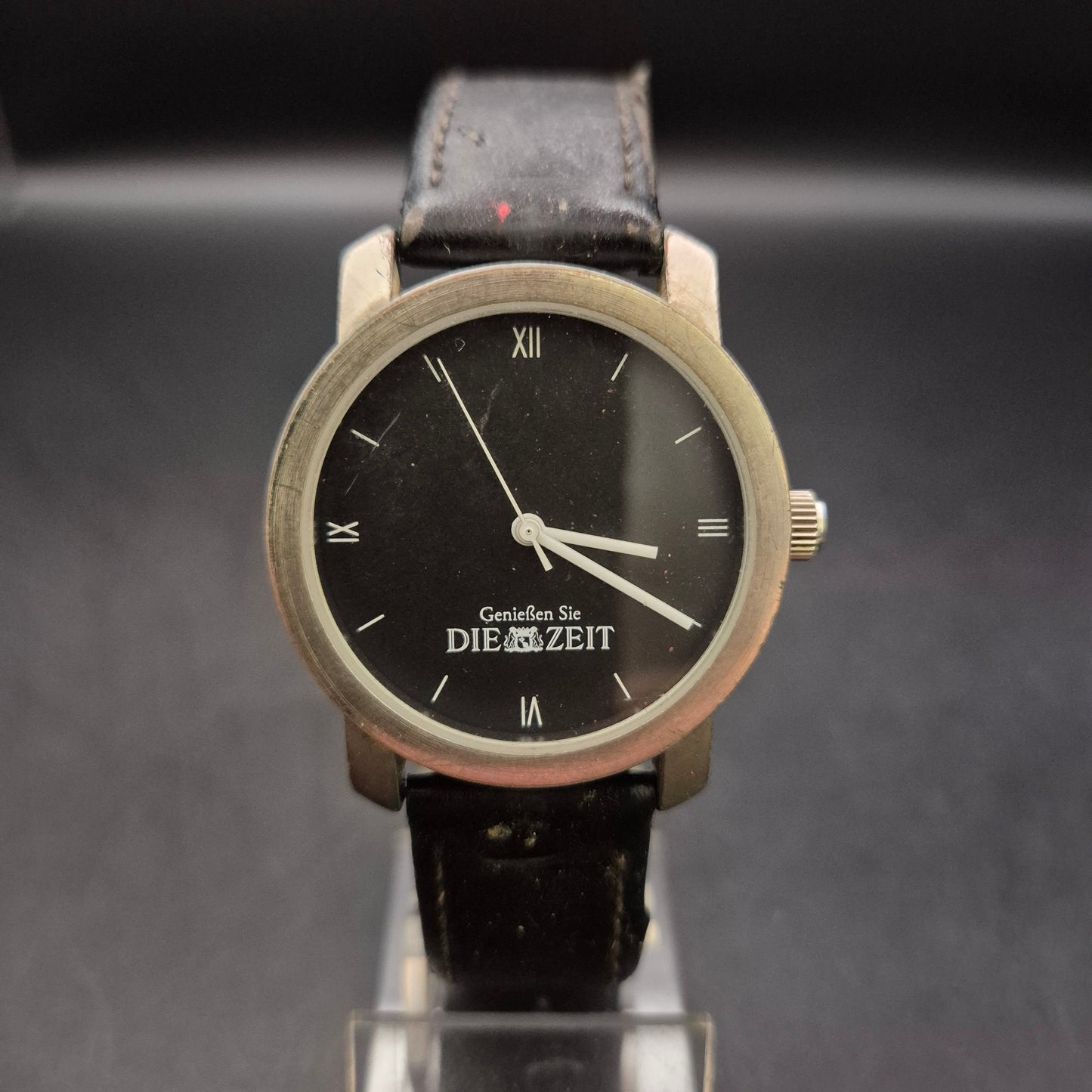 Stilvolle Damen Uhr „Genießen Sie DIE ZEIT“ mit schwarzem Lederarmband