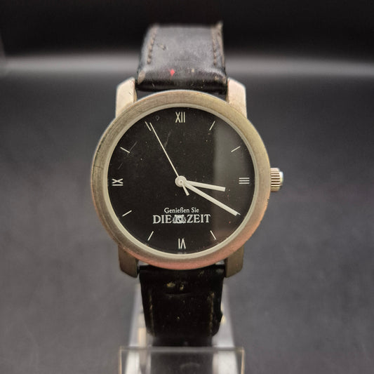 Stilvolle Damen Uhr „Genießen Sie DIE ZEIT“ mit schwarzem Lederarmband
