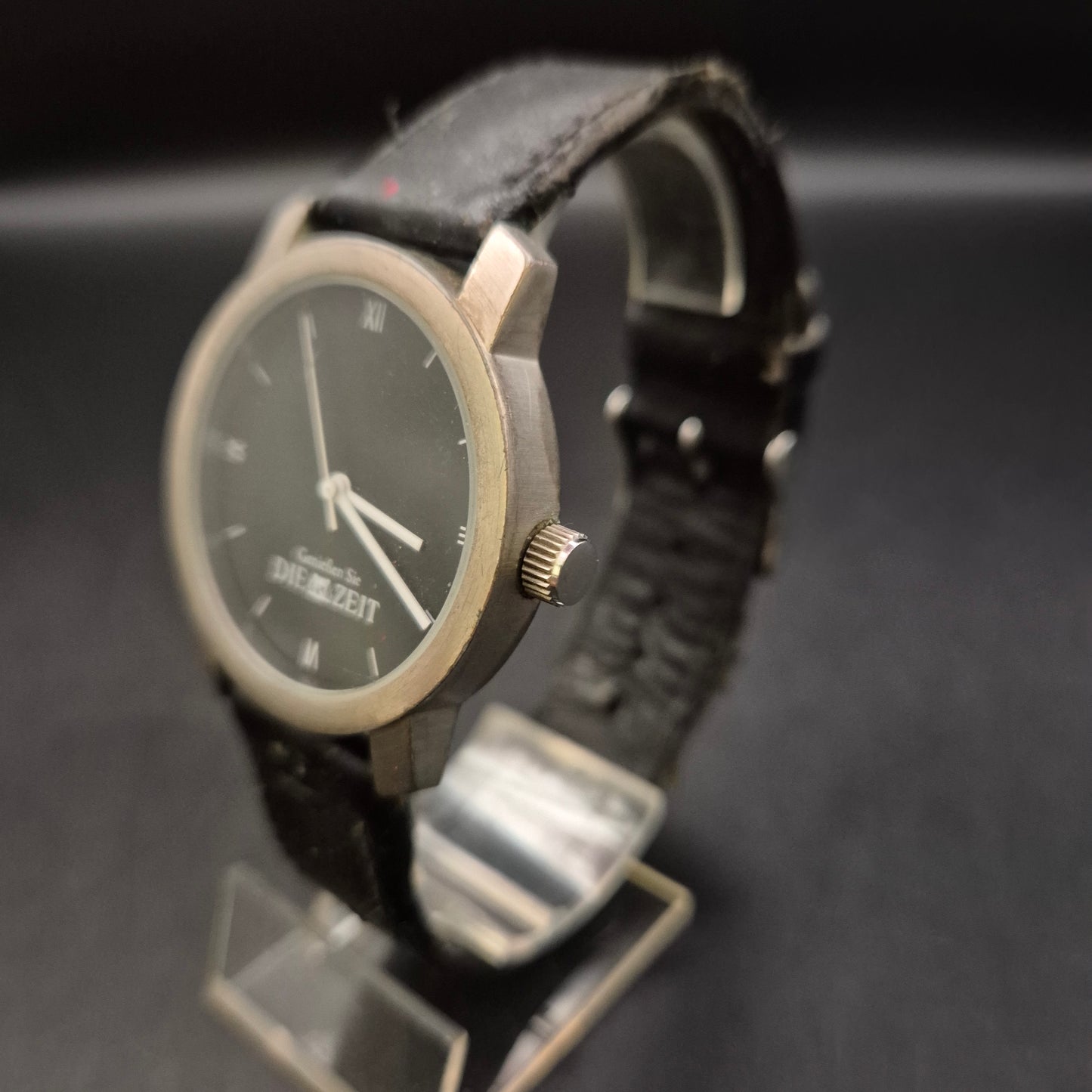 Stilvolle Damen Uhr „Genießen Sie DIE ZEIT“ mit schwarzem Lederarmband