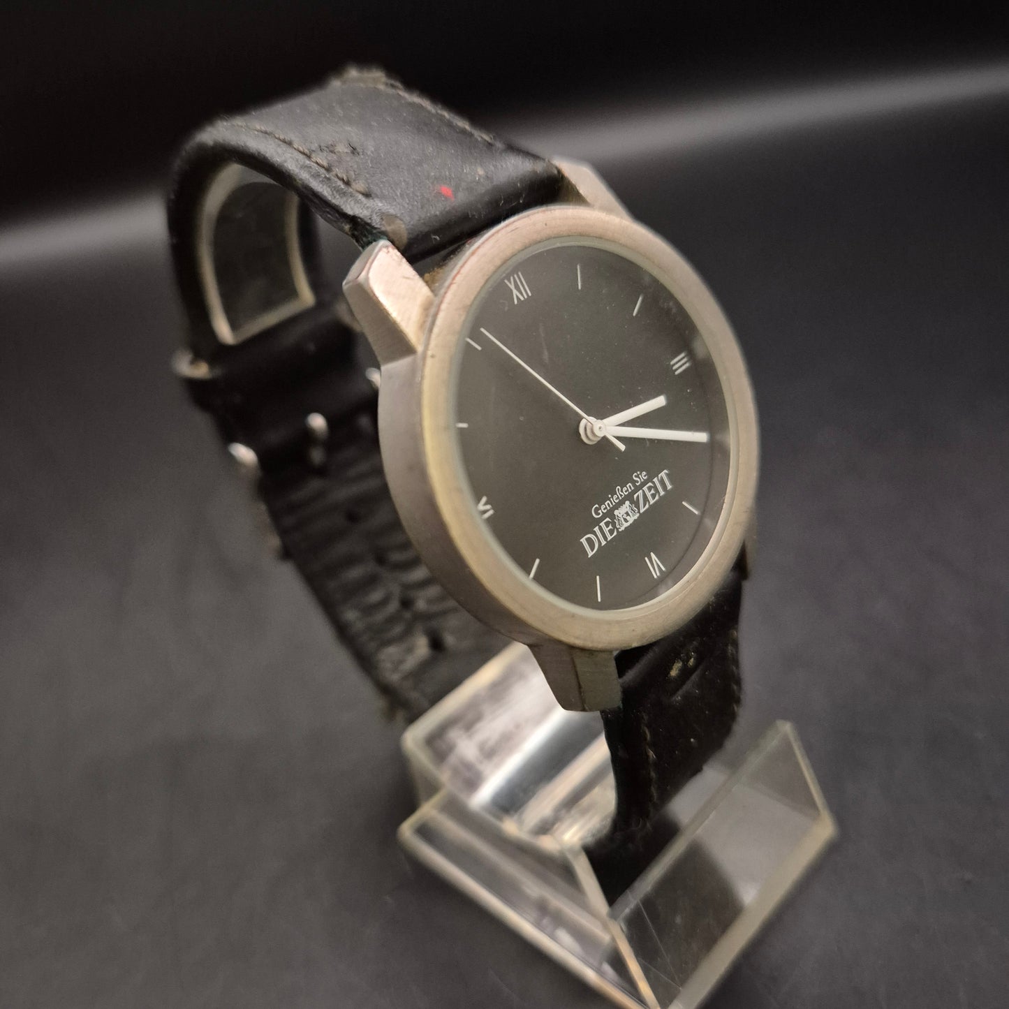 Stilvolle Damen Uhr „Genießen Sie DIE ZEIT“ mit schwarzem Lederarmband