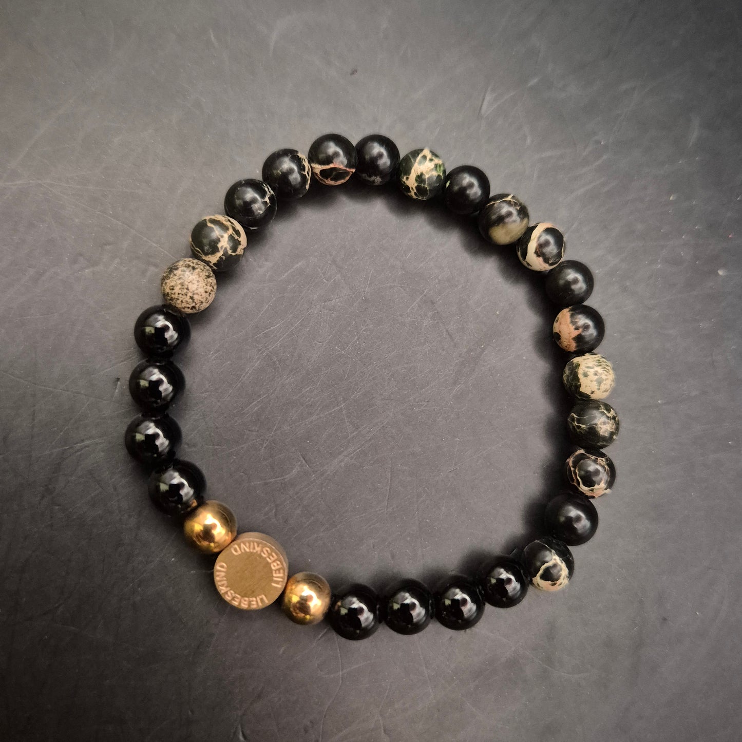 Elegantes Perlen Armband aus Onyx und Jaspis mit Liebeskind-Detail