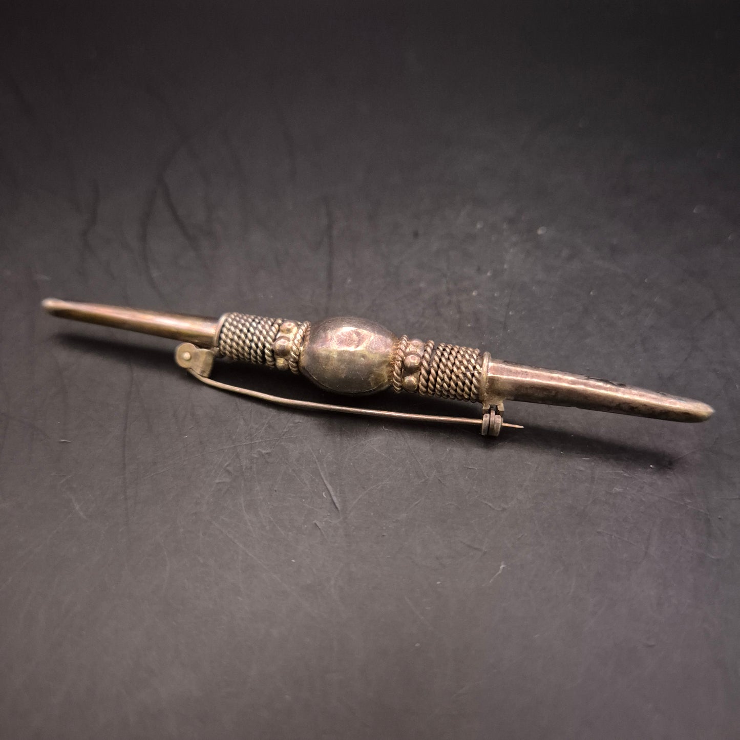 Antike Stabbrosche mit gedrehtem Draht und zentraler Kugel