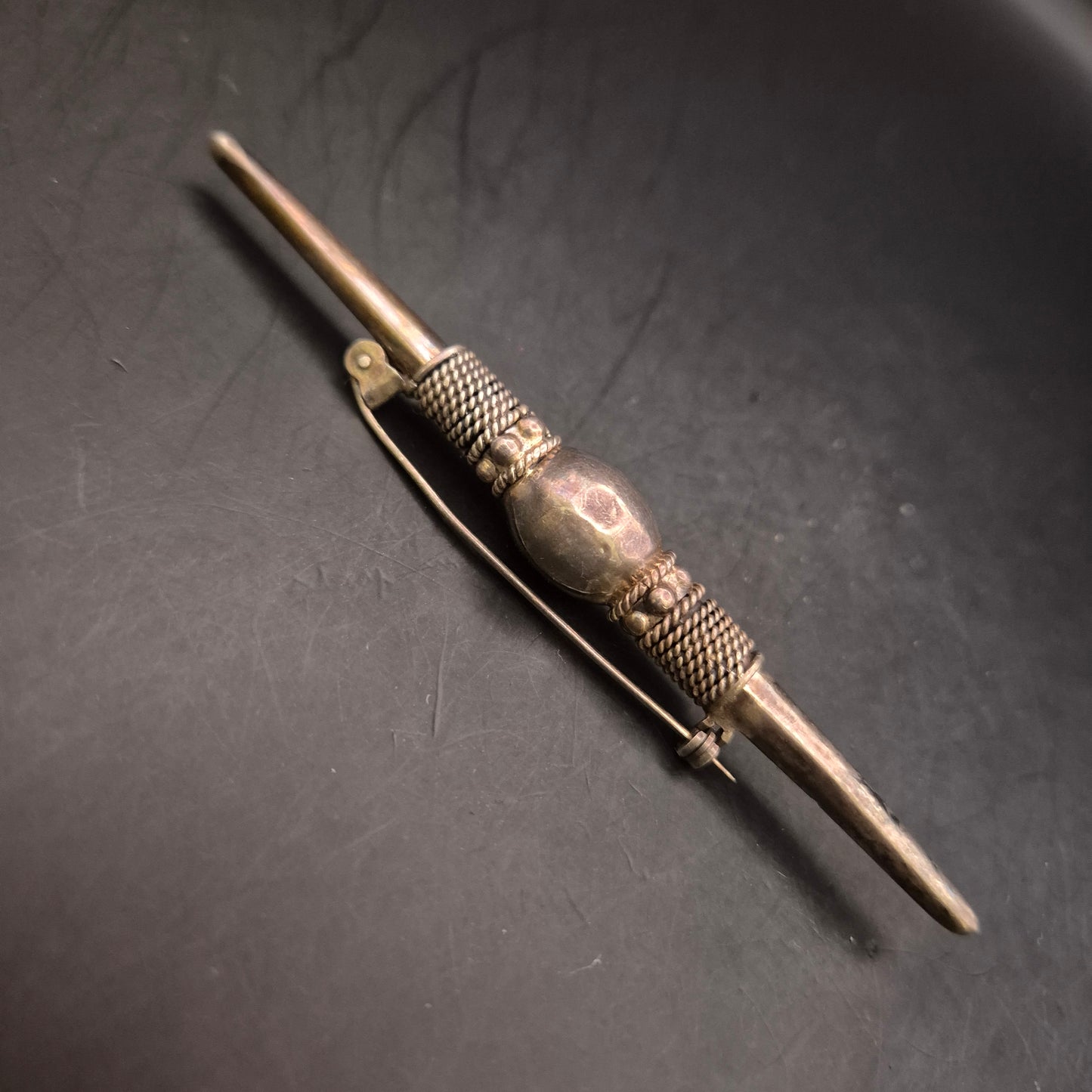 Antike Stabbrosche mit gedrehtem Draht und zentraler Kugel