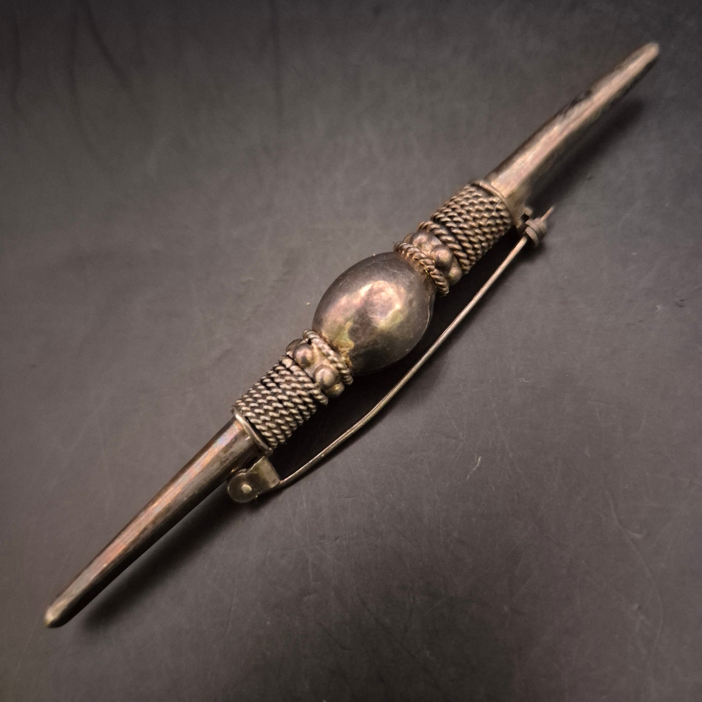 Antike Stabbrosche mit gedrehtem Draht und zentraler Kugel