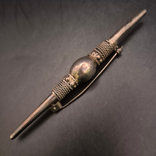 Antike Stabbrosche mit gedrehtem Draht und zentraler Kugel