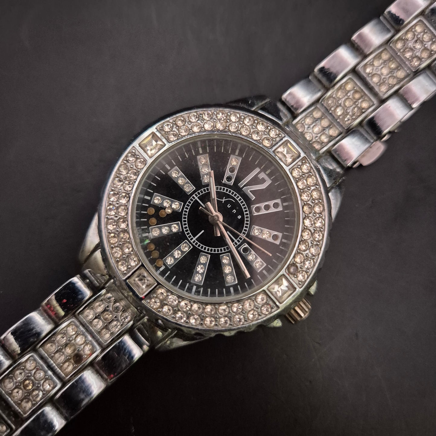 Glamouröse Damen Uhr Silber mit Strassbesatz und Gliederarmband