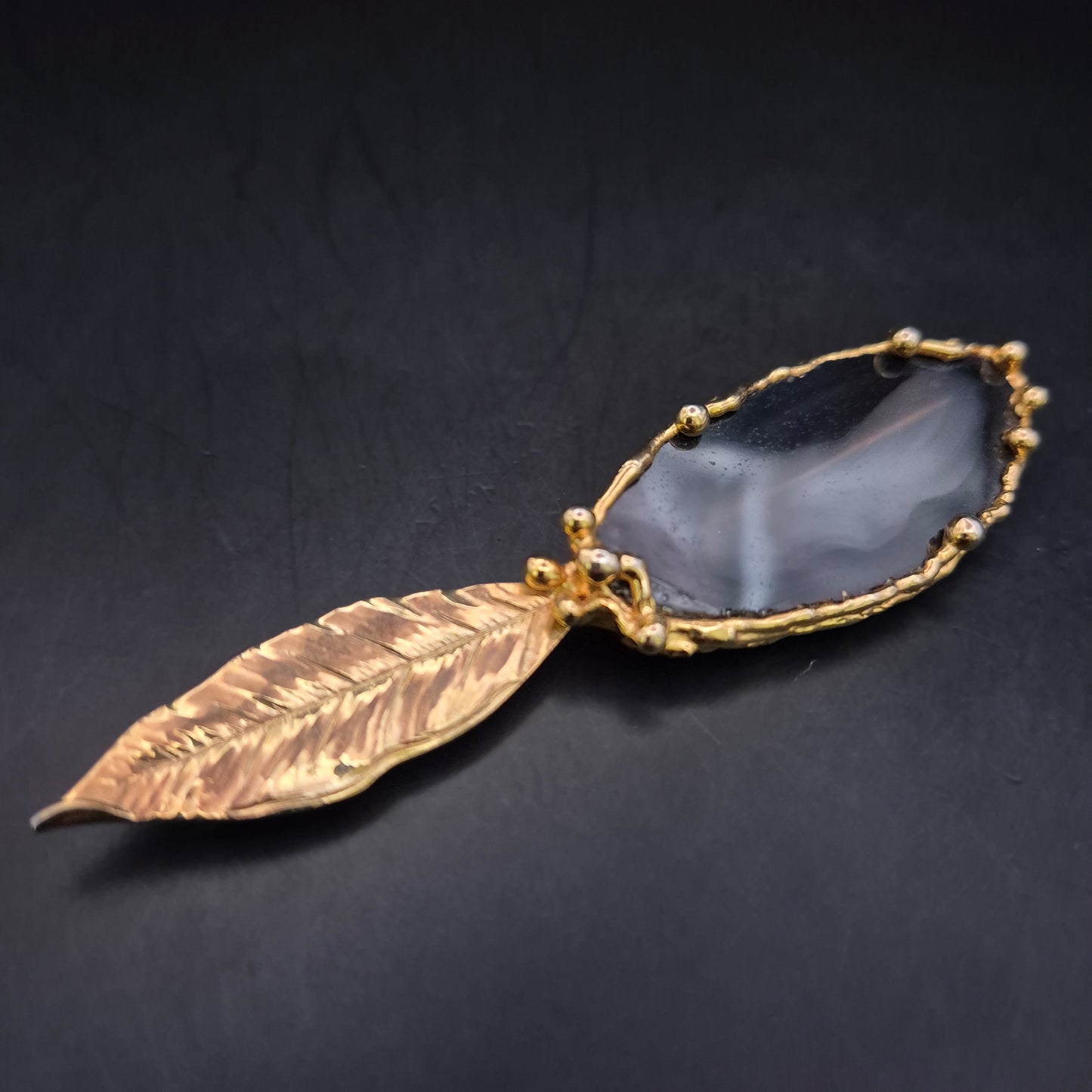 Art Déco Brosche mit Blatt- und Achat-Design