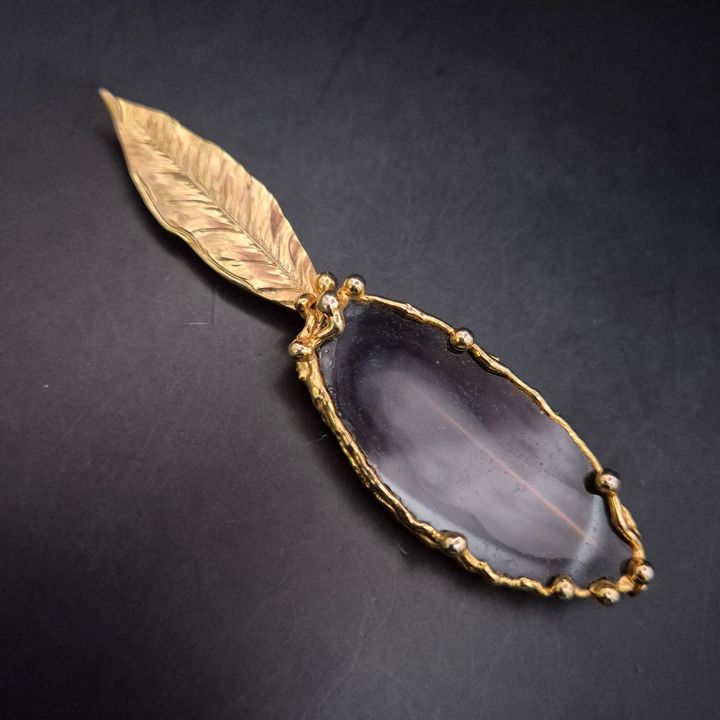 Art Déco Brosche mit Blatt- und Achat-Design