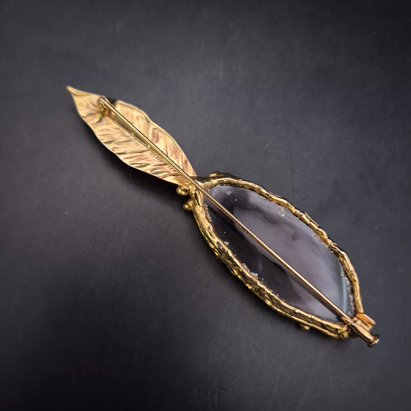 Art Déco Brosche mit Blatt- und Achat-Design