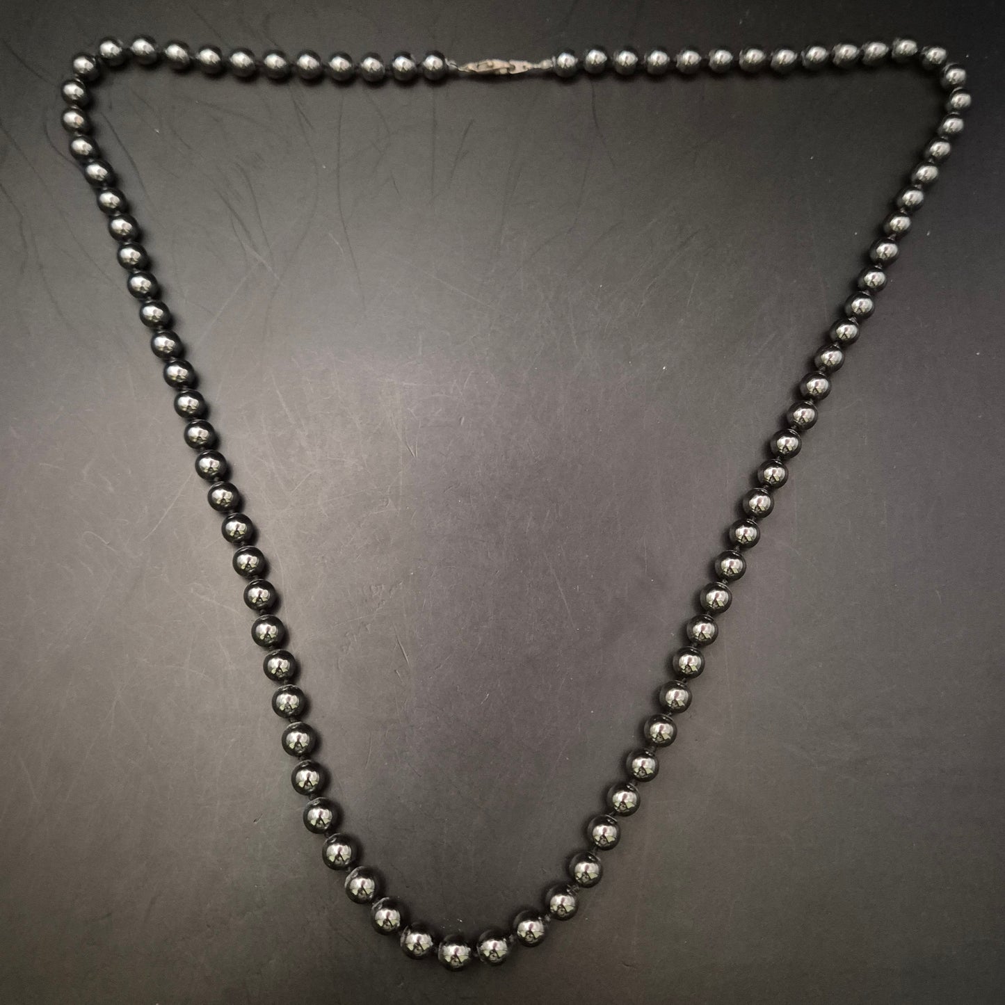 Elegante Hämatit Halskette mit glänzenden Kugeln