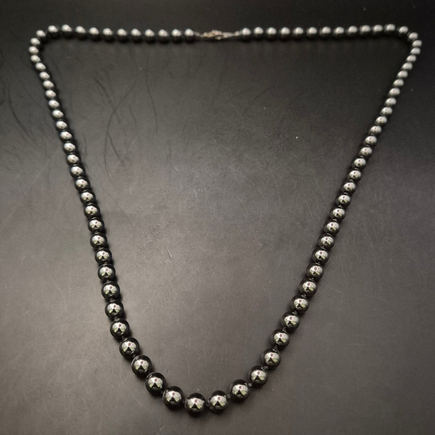 Elegante Hämatit Halskette mit glänzenden Kugeln