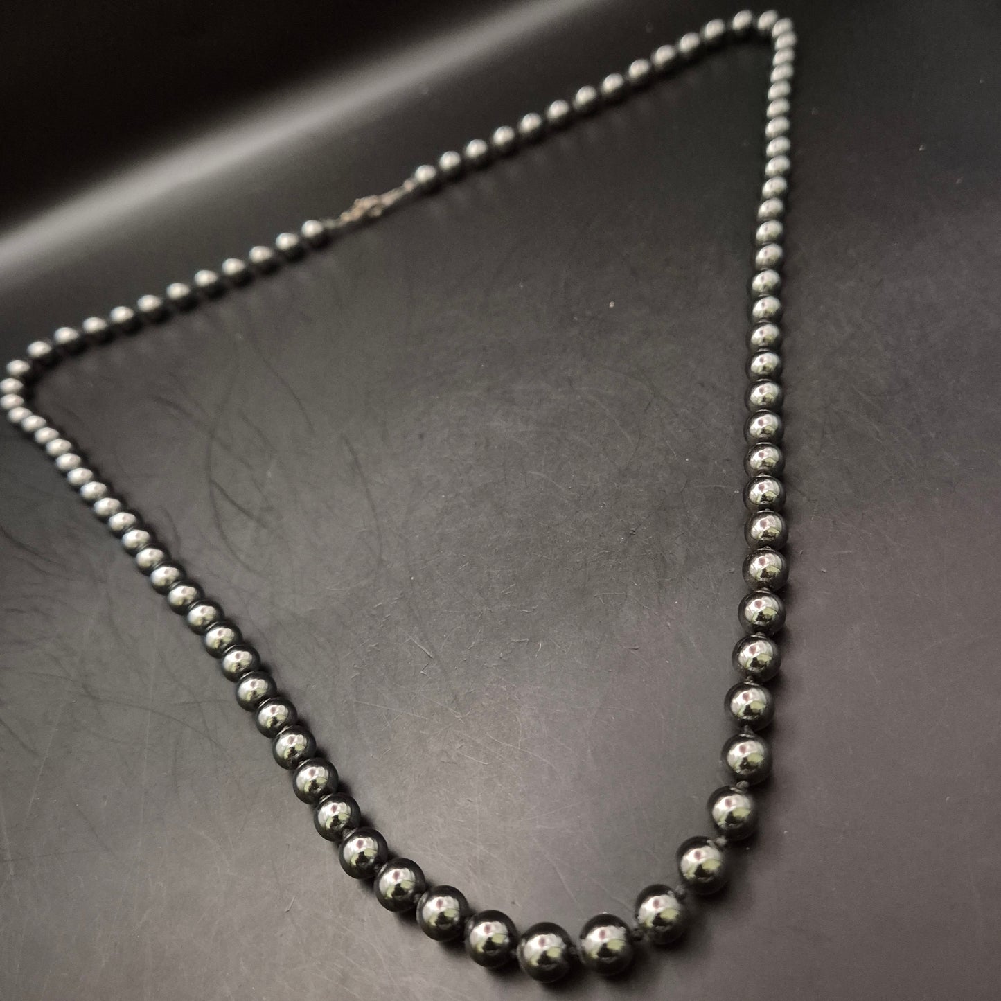 Elegante Hämatit Halskette mit glänzenden Kugeln