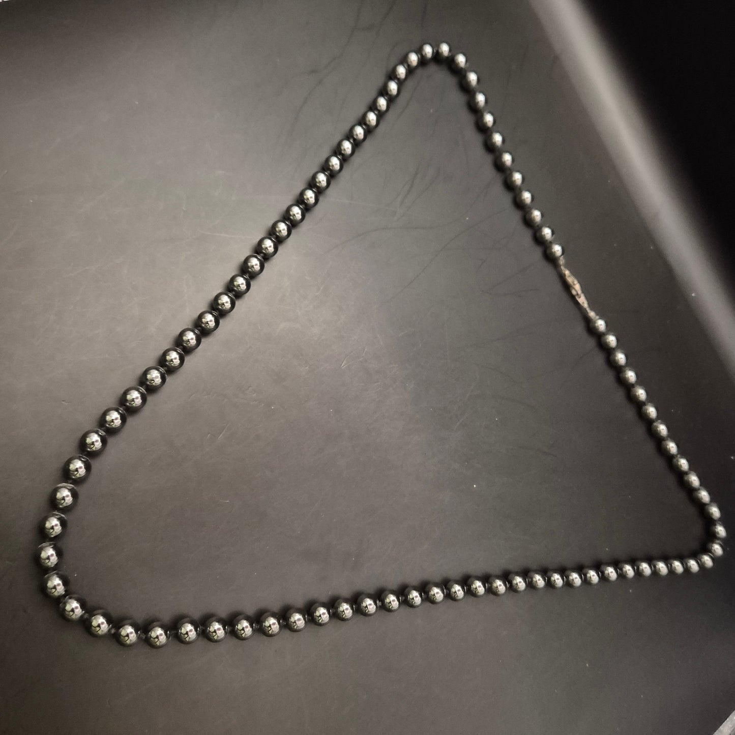 Elegante Hämatit Halskette mit glänzenden Kugeln