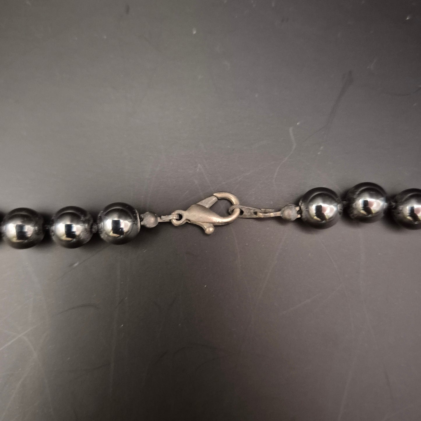 Elegante Hämatit Halskette mit glänzenden Kugeln