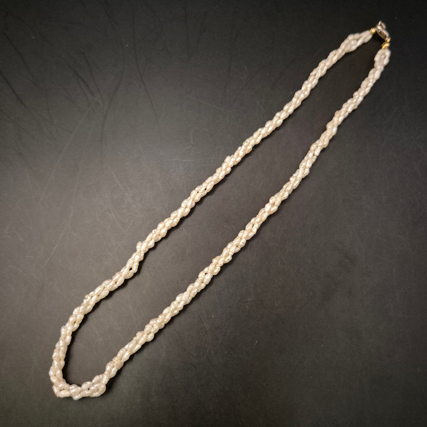 Elegante Perlen Halskette – gedrehte Süßwasserperlen in Multi-Strang