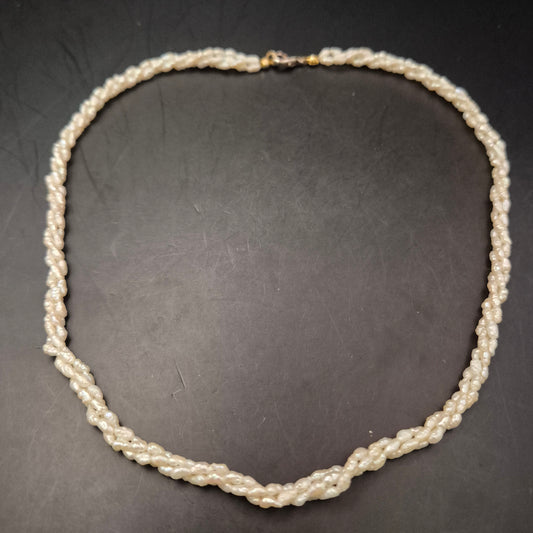 Elegante Perlen Halskette – gedrehte Süßwasserperlen in Multi-Strang