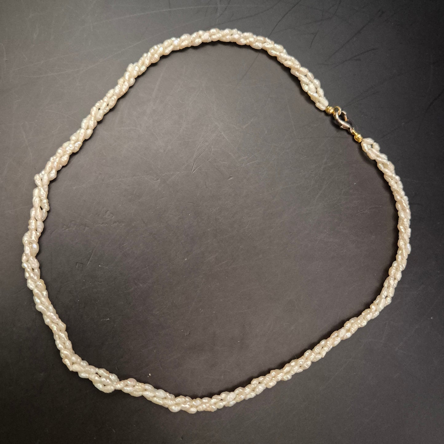 Elegante Perlen Halskette – gedrehte Süßwasserperlen in Multi-Strang