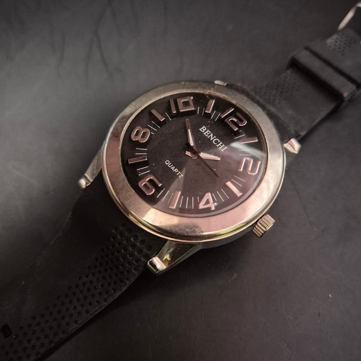 Maskuline Benchi Herren Uhr – Großes Zifferblatt mit markanten Zahlen