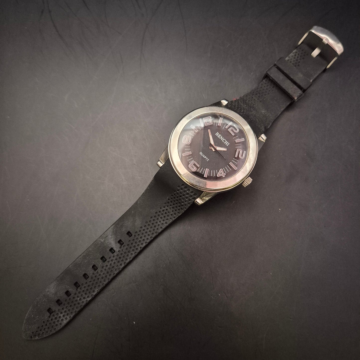 Maskuline Benchi Herren Uhr – Großes Zifferblatt mit markanten Zahlen