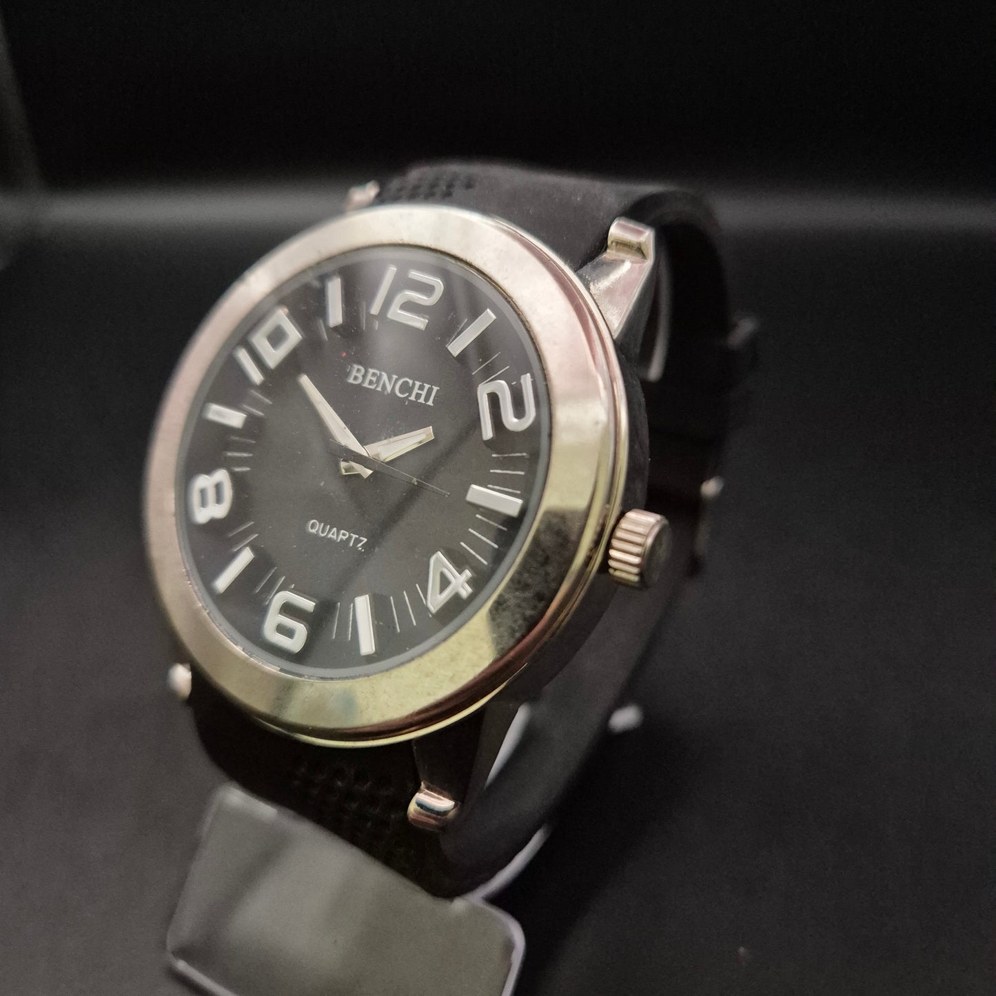 Maskuline Benchi Herren Uhr – Großes Zifferblatt mit markanten Zahlen