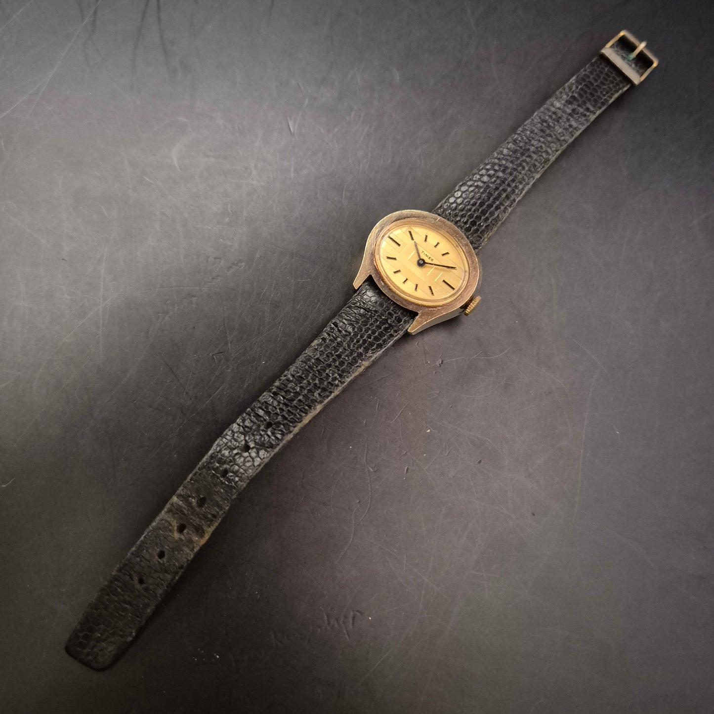 Elegante Timex Damenuhr – Goldfarbenes Zifferblatt im Vintage-Stil