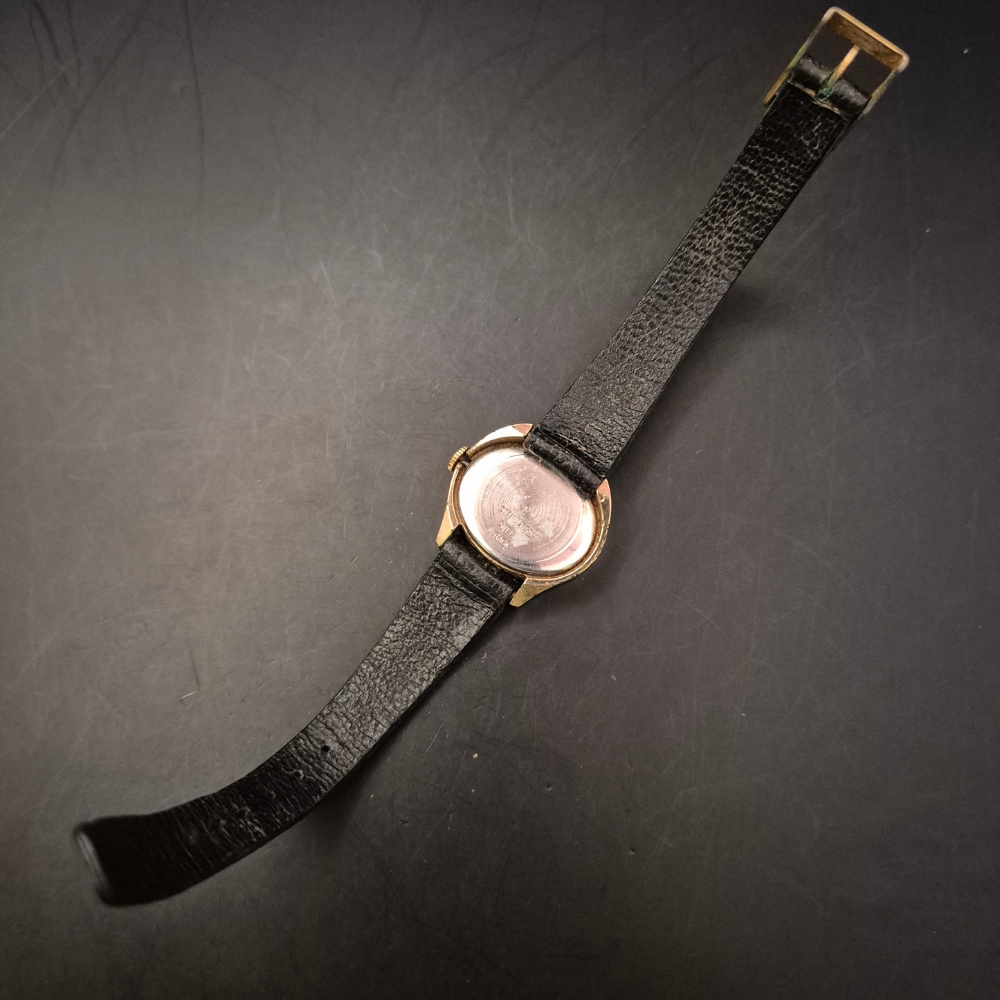 Elegante Timex Damenuhr – Goldfarbenes Zifferblatt im Vintage-Stil