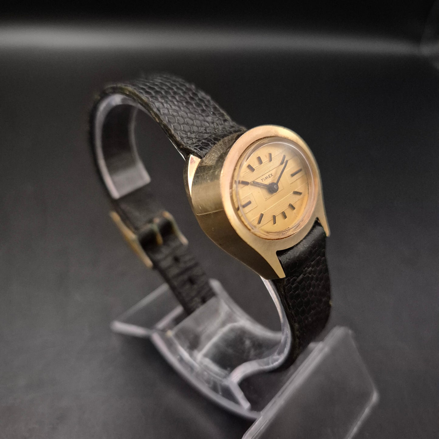 Elegante Timex Damenuhr – Goldfarbenes Zifferblatt im Vintage-Stil