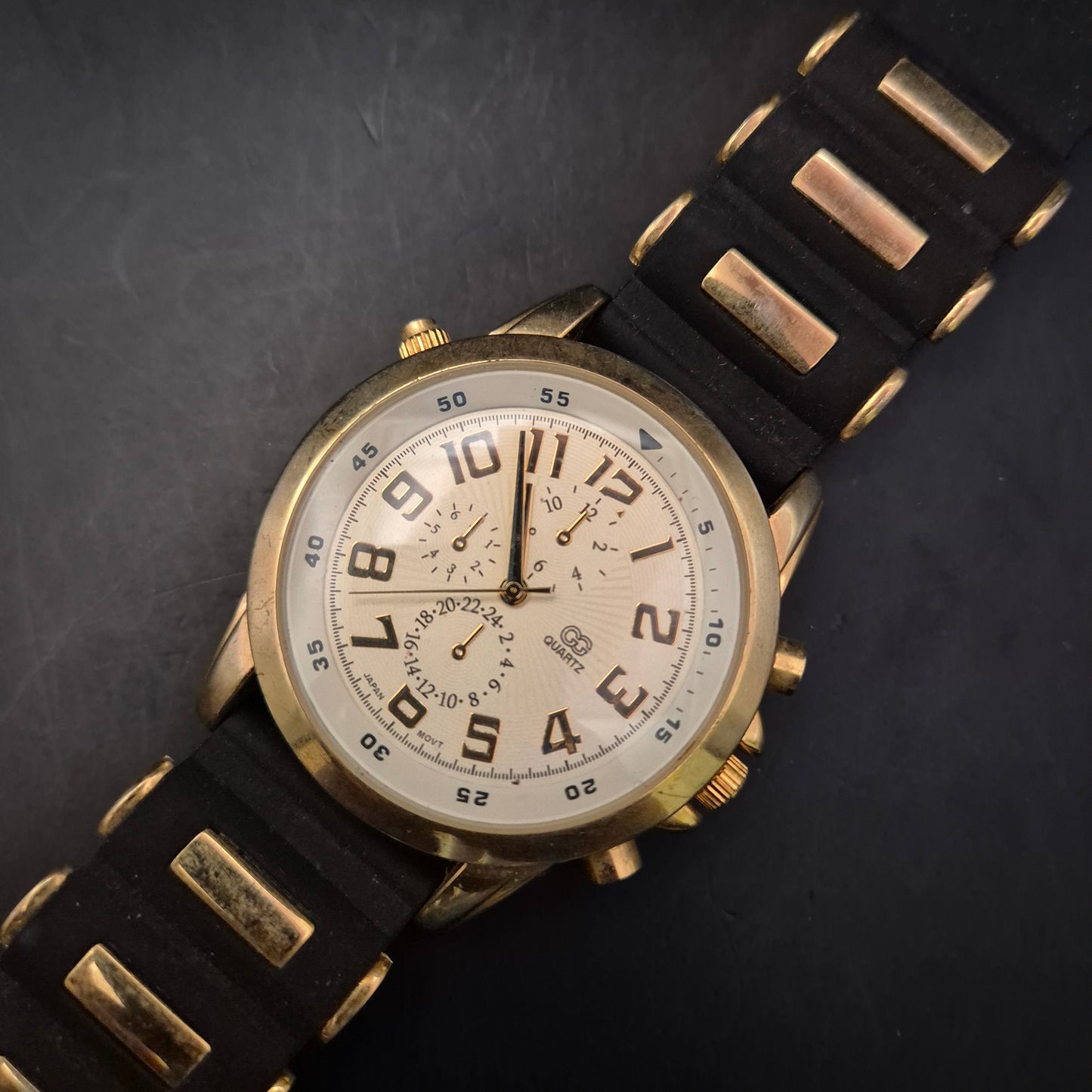 Sportliche Quarzuhr im Chronographen-Look (ohne echte Stoppfunktion)