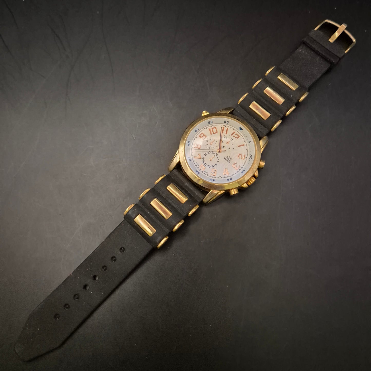 Sportliche Quarzuhr im Chronographen-Look (ohne echte Stoppfunktion)