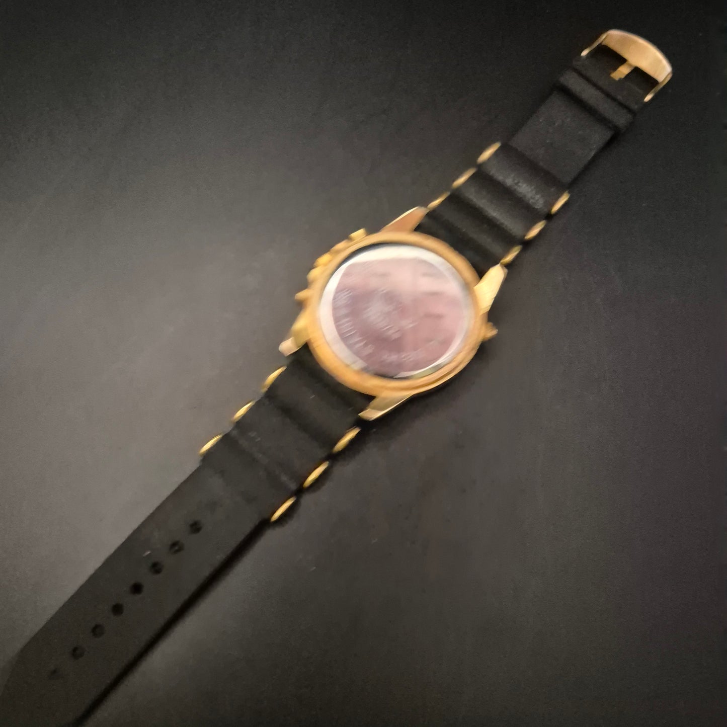 Sportliche Quarzuhr im Chronographen-Look (ohne echte Stoppfunktion)