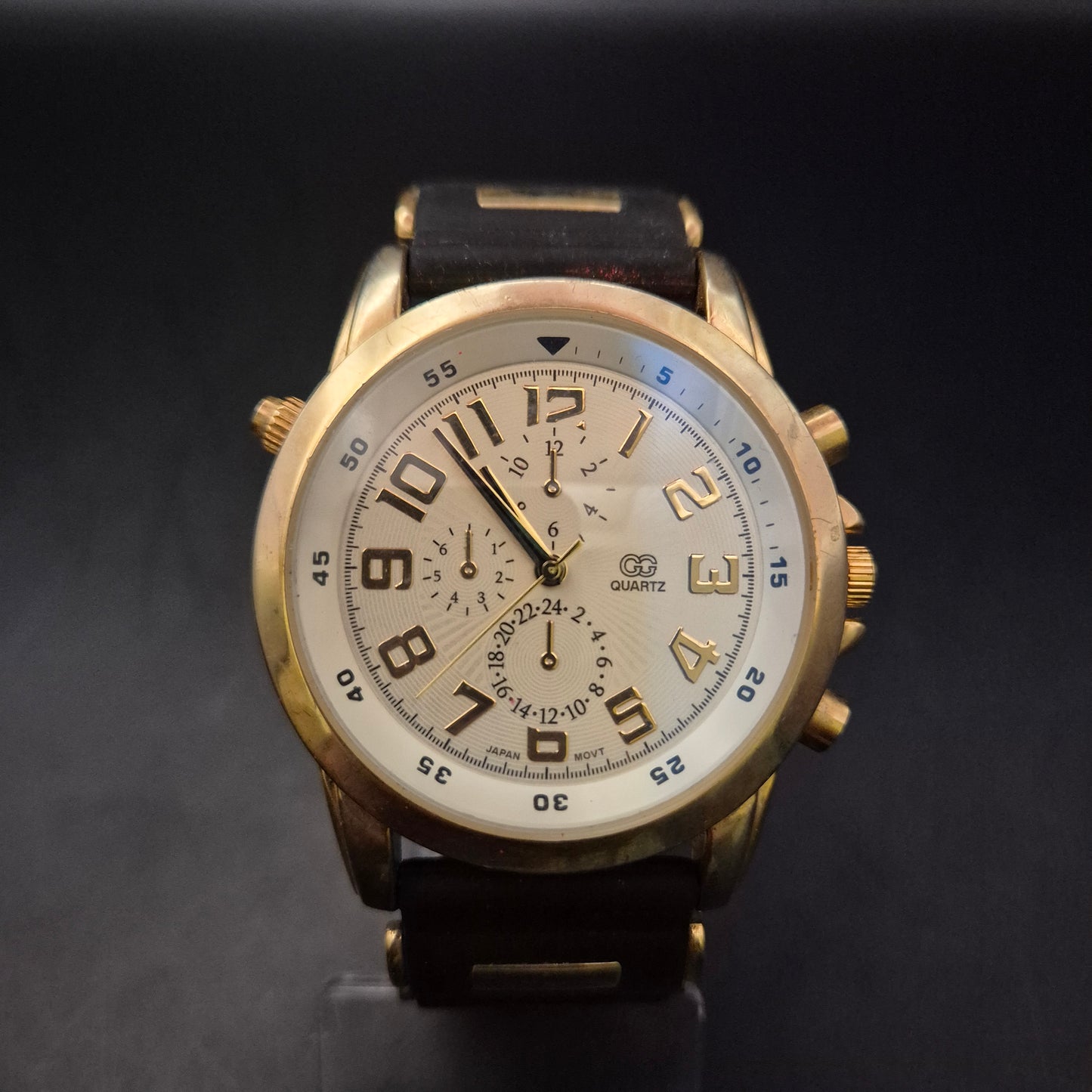 Sportliche Quarzuhr im Chronographen-Look (ohne echte Stoppfunktion)