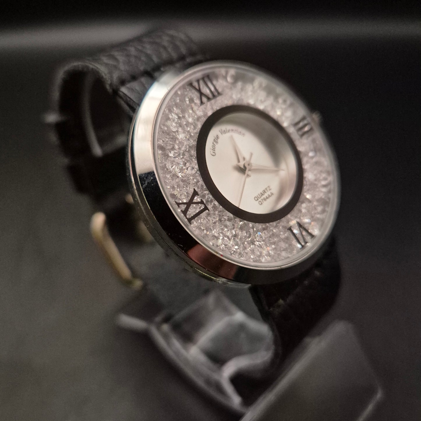 Elegante Damen Uhr von Giorgie Valentin – Funkelndes Design mit Lederarmband