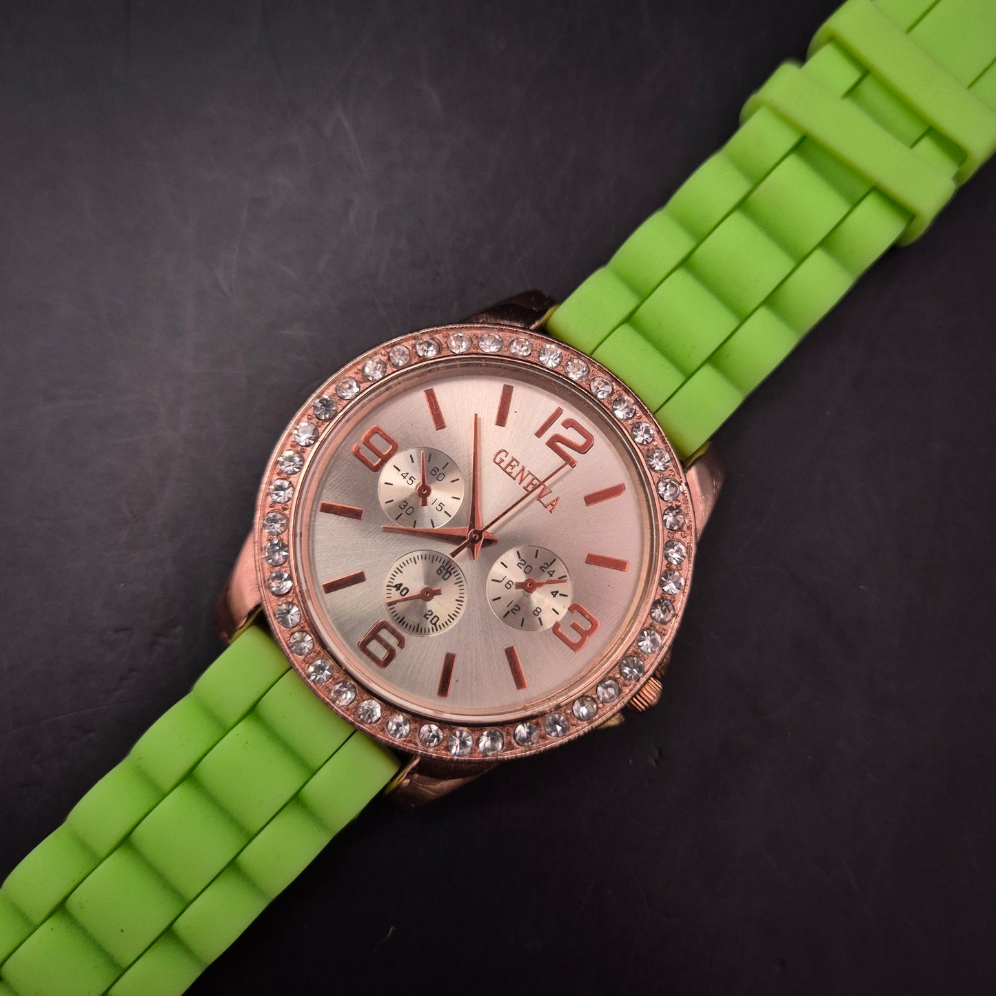 Auffällige Damen Uhr von Geneva – Roségold mit Strass und grünem Band