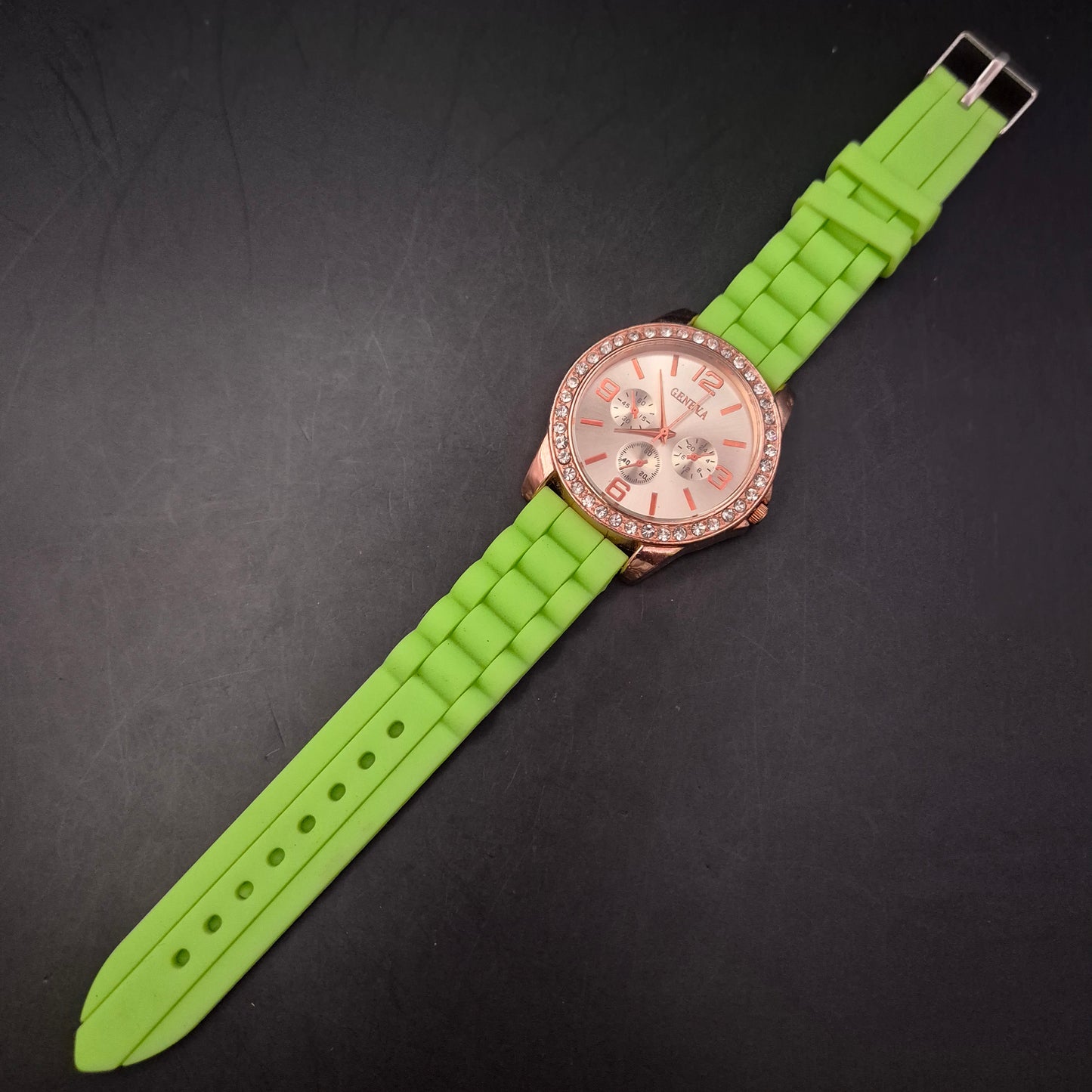 Auffällige Damen Uhr von Geneva – Roségold mit Strass und grünem Band